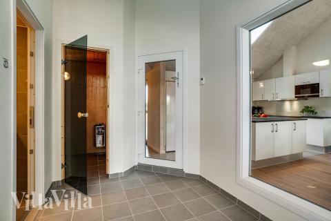 Hüpft im Luxusferienhaus Nr. 473 in Westjütland in den Pool.