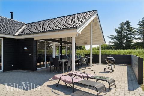 Genießen Sie einen Grillabend auf der Terrasse des Luxusferienhauses Nr. 473 in Westjütland