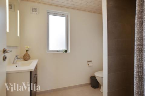 Eines der Badezimmer im Luxusferienhaus Nr. 467