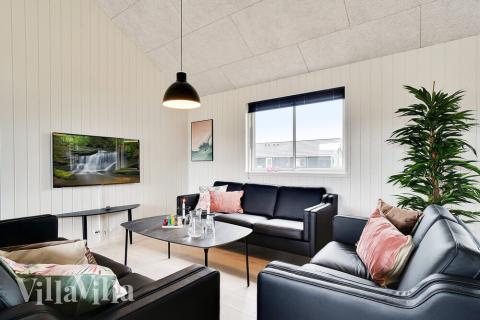 Der große, lichtdurchflutete Aufenthaltsraum im Luxusferienhaus Nr. 467 für 30.