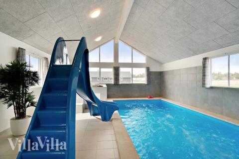 Das Ferienhaus 467 hat einen schicken Poolbereich mit Wasserrutsche, einem geräumigen, eingelassenen Whirlpool und einer Sauna.