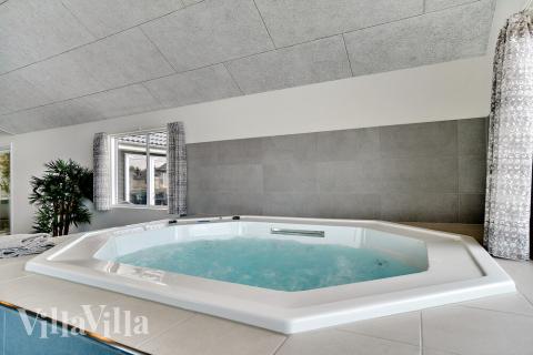 Genießen Sie den warmen Whirlpool im Luxusferienhaus Nr. 467 in Westjütland