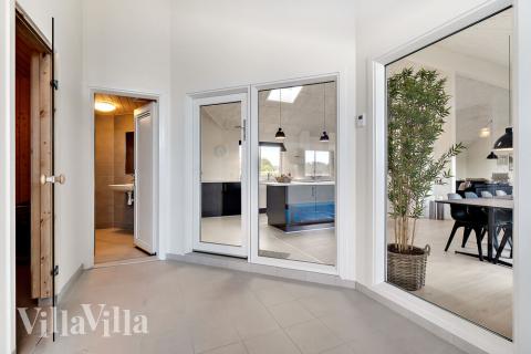 Hüpft im Luxusferienhaus Nr. 467 in Westjütland in den Pool.