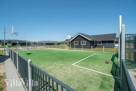 Zu dem attraktiven Ferienhaus Nr. 467 in Westjütland gehört auch ein tolles Angebot im Außenbereich, z. B. Spieleturm und Schaukeln