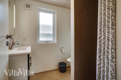 Eines der Badezimmer im Luxusferienhaus Nr. 461