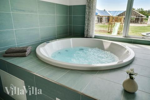 Genießen Sie den warmen Whirlpool im Luxusferienhaus Nr. 461 in Westjütland