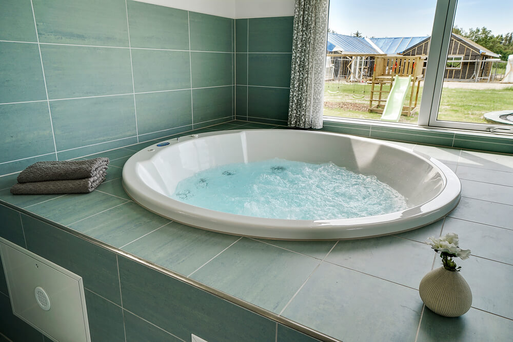 Genießen Sie den warmen Whirlpool im Luxusferienhaus Nr. 461 in Westjütland