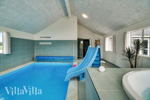 Das Ferienhaus 461 hat einen schicken Poolbereich mit Wasserrutsche, einem geräumigen, eingelassenen Whirlpool und einer Sauna.