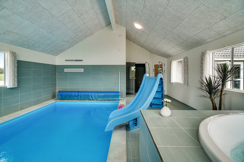 Das Ferienhaus 461 hat einen schicken Poolbereich mit Wasserrutsche, einem geräumigen, eingelassenen Whirlpool und einer Sauna.