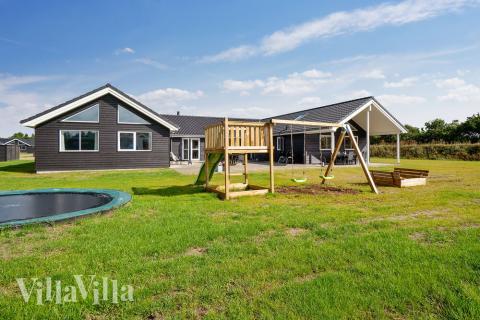 Zu dem attraktiven Ferienhaus Nr. 461 in Westjütland gehört auch ein tolles Angebot im Außenbereich, z. B. Spieleturm und Schaukeln