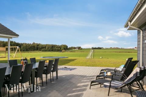 Genießen Sie einen Grillabend auf der Terrasse des Luxusferienhauses Nr. 447 in Lolland/Falster/Mön