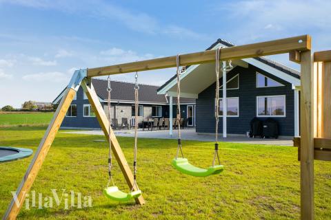 Zu dem attraktiven Ferienhaus Nr. 447 in Lolland/Falster/Mön gehört auch ein tolles Angebot im Außenbereich, z. B. Spieleturm und Schaukeln