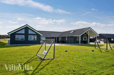 Dieses schöne Poolhaus Nr. 447 mit Platz für 24 Personen liegt in Lolland/Falster/Mön