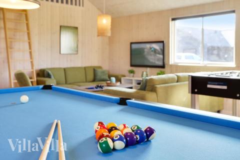 Das Luxusferienhaus 447 für 24 Personen hat einen großen Aktivitätsraum mit u. a. Billard und Darts