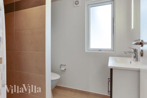 Eines der Badezimmer im Luxusferienhaus Nr. 447