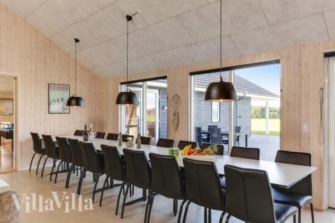 Der Aufenthaltsraum bietet Platz für 24 Personen, wenn ihr das Ferienhaus 447 in Lolland/Falster/Mön besucht.