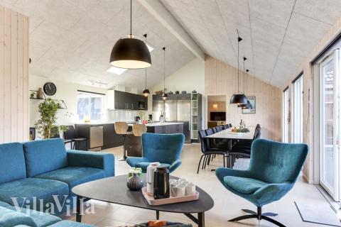 Der große, lichtdurchflutete Aufenthaltsraum im Luxusferienhaus Nr. 447 für 24.