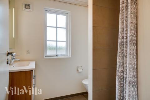 Eines der Badezimmer im Luxusferienhaus Nr. 465