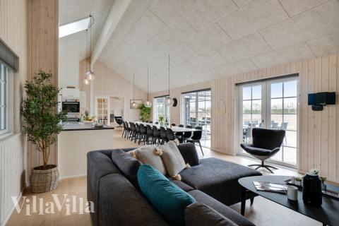 Der große, lichtdurchflutete Aufenthaltsraum im Luxusferienhaus Nr. 465 für 20.