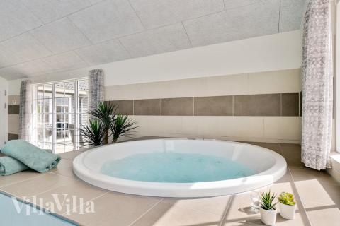 Genießen Sie den warmen Whirlpool im Luxusferienhaus Nr. 465 in Westjütland