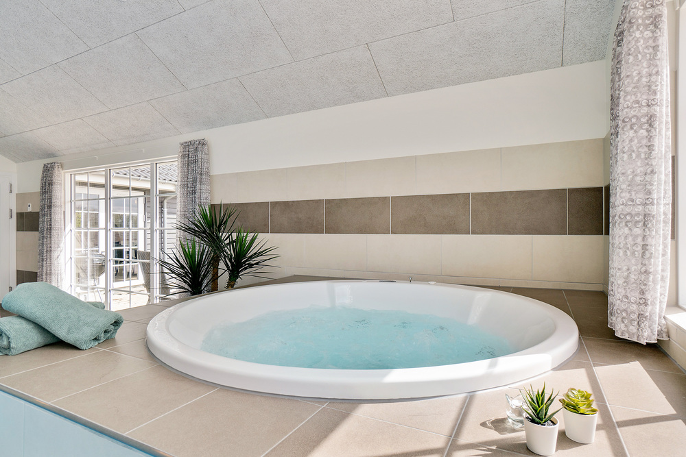 Genießen Sie den warmen Whirlpool im Luxusferienhaus Nr. 465 in Westjütland