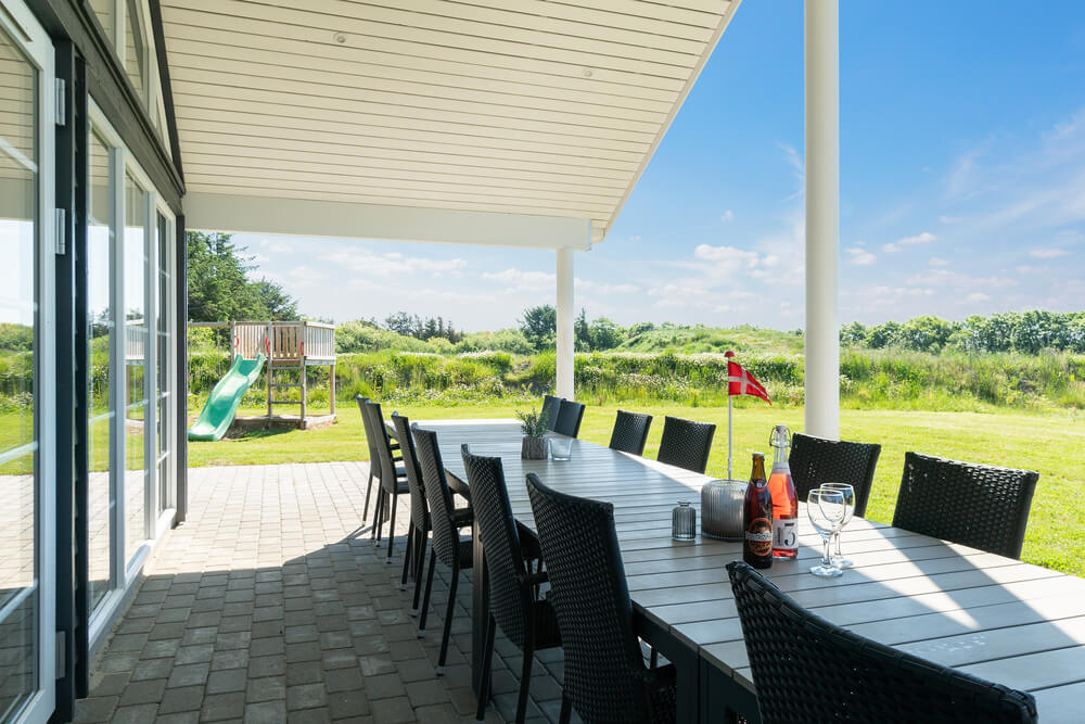 Auf der Terrasse des Ferienhauses Nr. 465 ist Platz für 20 Personen.