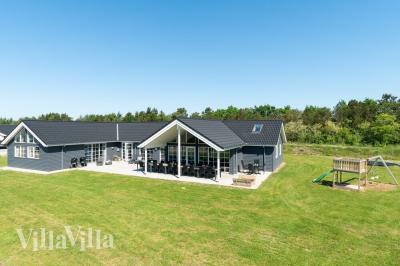 Dieses schöne Poolhaus Nr. 465 mit Platz für 20 Personen liegt in Westjütland