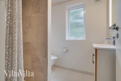 Eines der Badezimmer im Luxusferienhaus Nr. 449