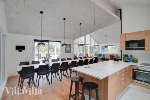 Die Küche in dem Luxusferienhaus Nr. 449 ist so gut ausgestattet, dass man problemlos Mahlzeiten für 18 Personen zubereiten kann.