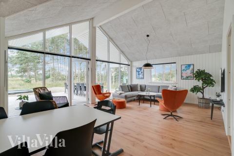 Der große, lichtdurchflutete Aufenthaltsraum im Luxusferienhaus Nr. 449 für 18.