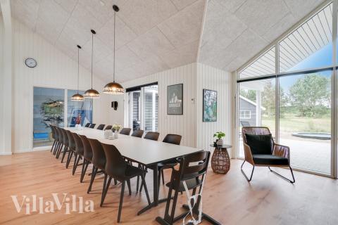 Aufenthaltsraum mit Platz für 18 im Luxusferienhaus Nr. 449.