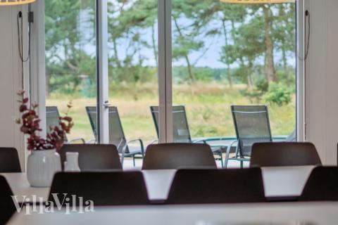 Der Aufenthaltsraum bietet Platz für 18 Personen, wenn ihr das Ferienhaus 449 in Bornholm besucht.