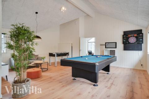 Das Luxusferienhaus 449 für 18 Personen hat einen großen Aktivitätsraum mit u. a. Billard und Darts