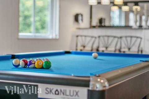 Aktivitätsraum im Luxusferienhaus Nr. 449 mit 7 Schlafzimmern und Platz für 18 Gäste.