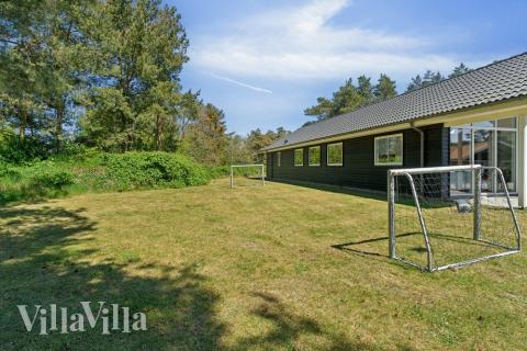 Zu dem attraktiven Ferienhaus Nr. 449 in Bornholm gehört auch ein tolles Angebot im Außenbereich, z. B. Spieleturm und Schaukeln