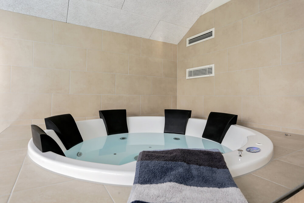 Genießen Sie den warmen Whirlpool im Luxusferienhaus Nr. 452 in Lolland/Falster/Mön