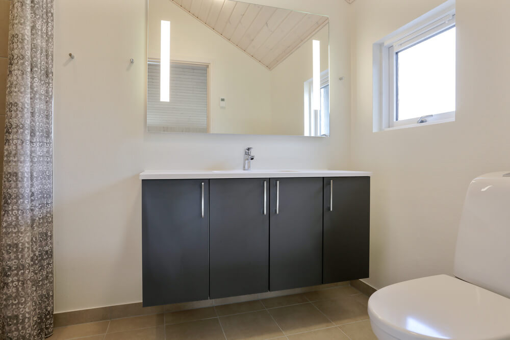 Eines der Badezimmer im Luxusferienhaus Nr. 452