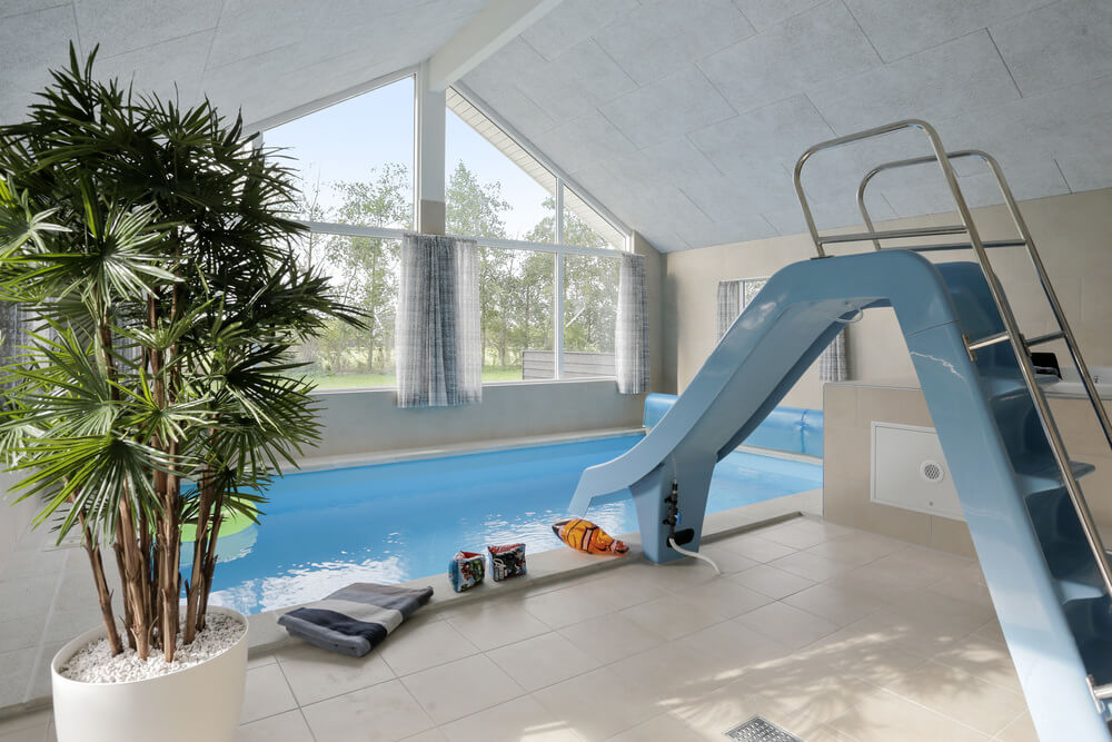 Das Ferienhaus 452 hat einen schicken Poolbereich mit Wasserrutsche, einem geräumigen, eingelassenen Whirlpool und einer Sauna.