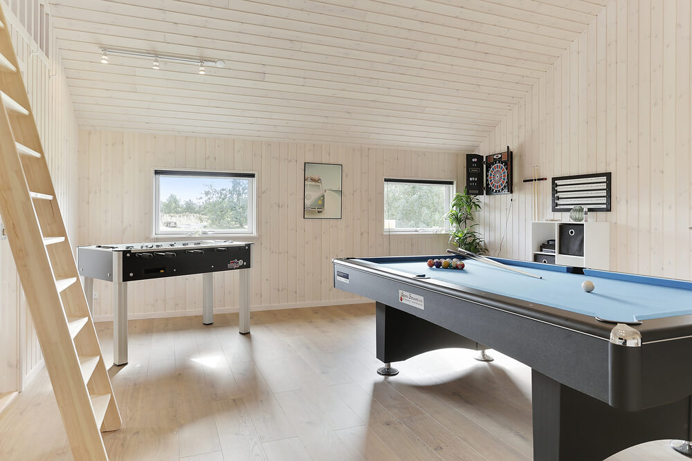 Das Luxusferienhaus 452 für 14 Personen hat einen großen Aktivitätsraum mit u. a. Billard und Darts