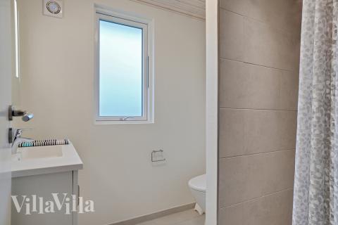 Eines der Badezimmer im Luxusferienhaus Nr. 472