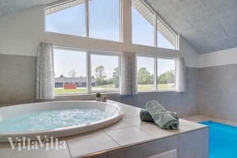 Genießen Sie den warmen Whirlpool im Luxusferienhaus Nr. 472 in Ostjütland