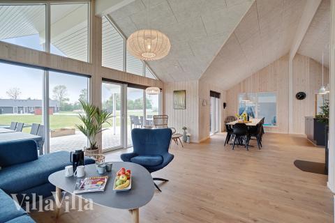 Der große, lichtdurchflutete Aufenthaltsraum im Luxusferienhaus Nr. 472 für 18.