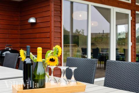 Genießen Sie einen Grillabend auf der Terrasse des Luxusferienhauses Nr. 472 in Ostjütland