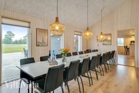 Der Aufenthaltsraum bietet Platz für 20 Personen, wenn ihr das Ferienhaus 474 in Ostjütland besucht.