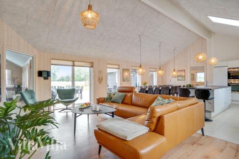 Der große, lichtdurchflutete Aufenthaltsraum im Luxusferienhaus Nr. 474 für 20.