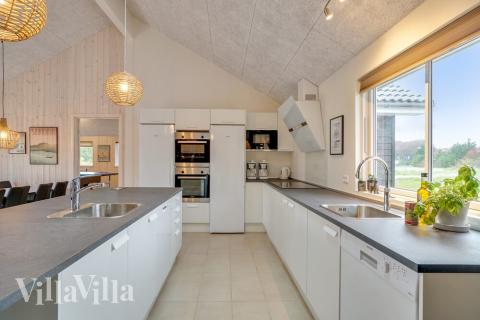 Gut ausgestattete Küche im Luxusferienhaus Nr. 474 in Ostjütland.