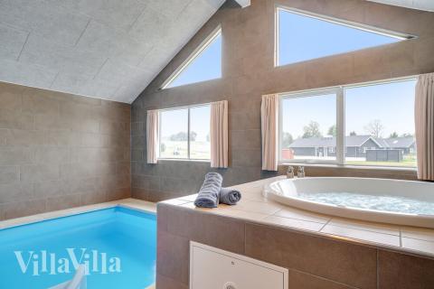 Genießen Sie den warmen Whirlpool im Luxusferienhaus Nr. 474 in Ostjütland