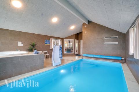 Das Ferienhaus 474 hat einen schicken Poolbereich mit Wasserrutsche, einem geräumigen, eingelassenen Whirlpool und einer Sauna.