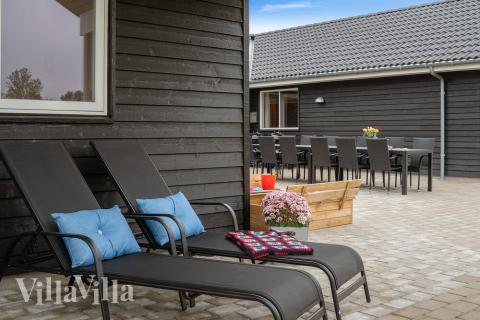 Genießen Sie einen Grillabend auf der Terrasse des Luxusferienhauses Nr. 474 in Ostjütland