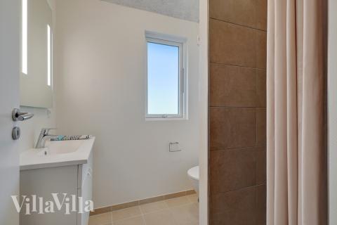 Eines der Badezimmer im Luxusferienhaus Nr. 474